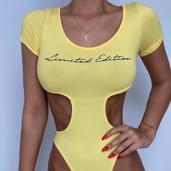 PRICE DROP⬇️ Fashionnova Limited Edition Yellow Bodysuit Sccop Neck Cut Out NWT - Picture 5 of 6
